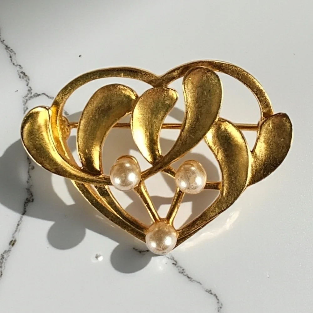 Vintage MMA Metropolitan Museum Gold Plated Pearl Heart Flower Brooch Pin